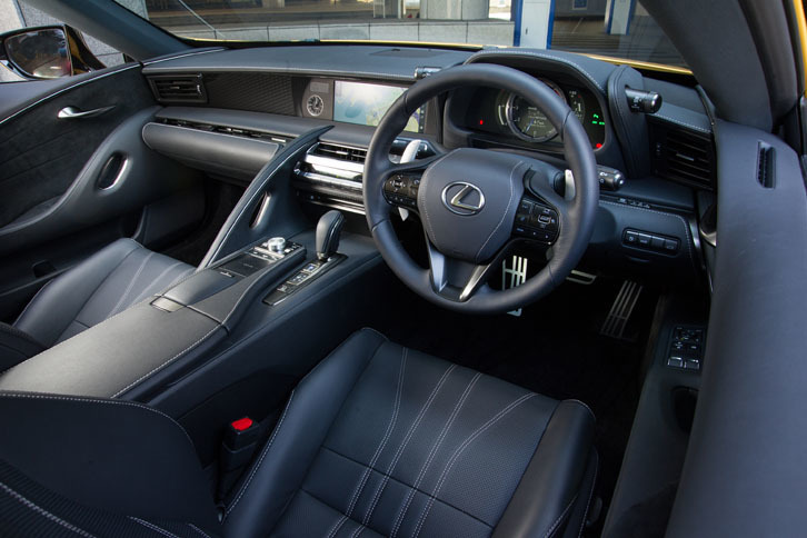 「LC500“Lパッケージ”」のインテリア。運転席側ではドライビングの高揚感が得られるコックピット空間が、助手席側では安心感、上質感といったおもてなしの空間が、それぞれ演出されている。