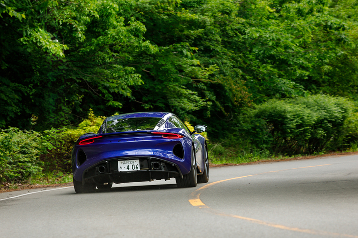 0-100km/h加速のタイムは「ターボ」より0.4秒早い4.0秒、最高速は16km/h速い291km/と公表されている。