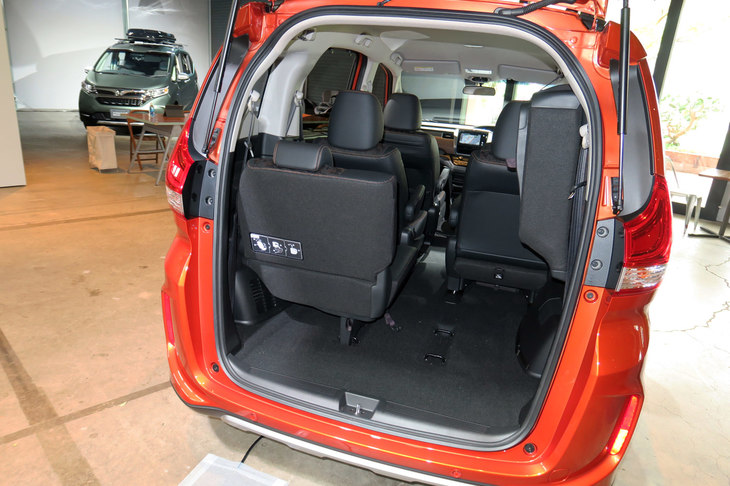 ホンダ・フリード ハイブリッド クロスター（FF）（ラゲッジスペース）