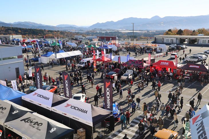 パドックにはレーシングチームなどのブースが数多く設けられ、大盛況だった。