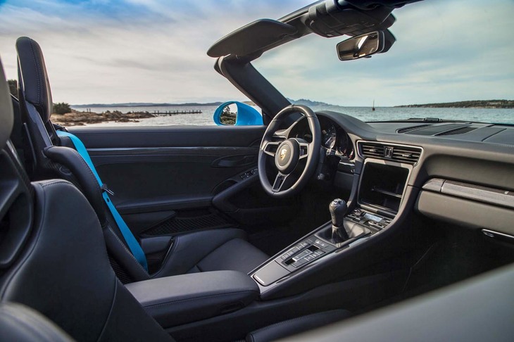 シンプルなデザインのコックピット。トランスミッションは6段MTのみで、ステアリングホイールに走行モードのセレクターやインフォテインメントシステムのスイッチは備わらない。