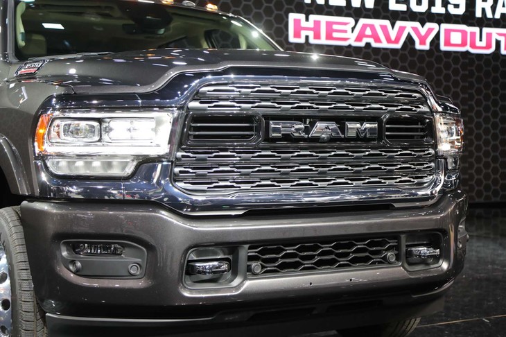 ラムの「2500」シリーズは、6つのトリム（フロントデザイン）をラインナップ。写真は「リミテッド」のフロントフェイス。