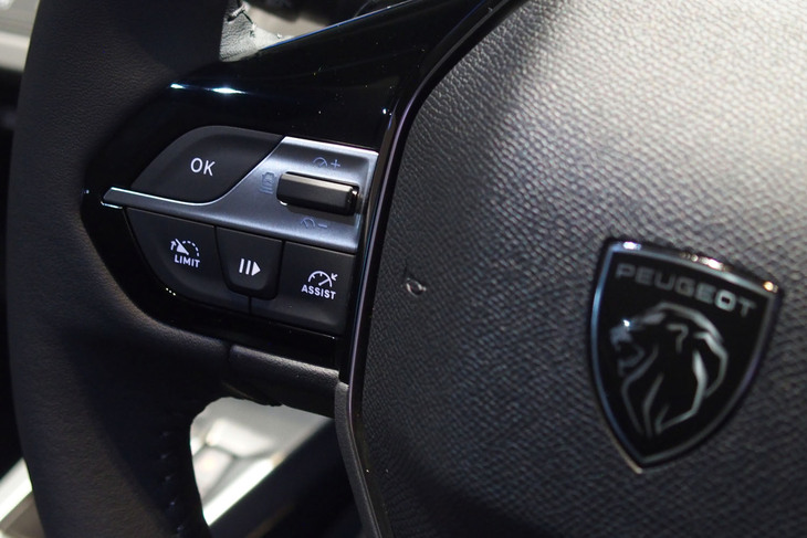 プジョー408アリュール（ステアリングホイールのスイッチ）