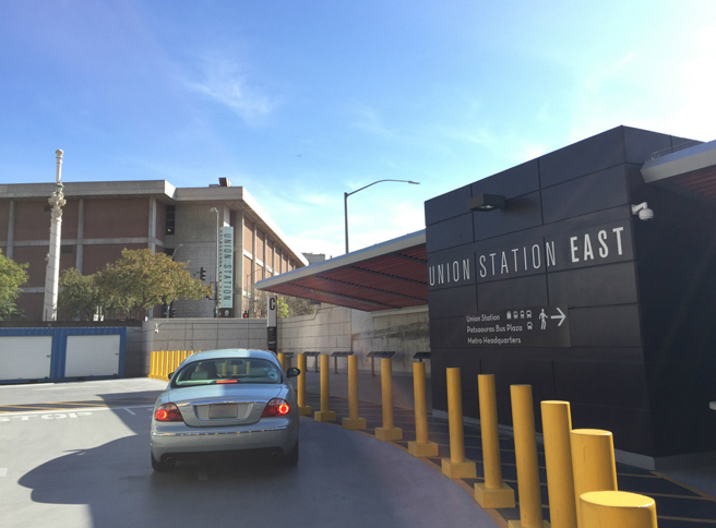 事実上の中央駅であるユニオンステーションには、ライドシェア用の乗り場も整備されている。この「ジャガーSタイプ」もUberのライドシェア車だった。