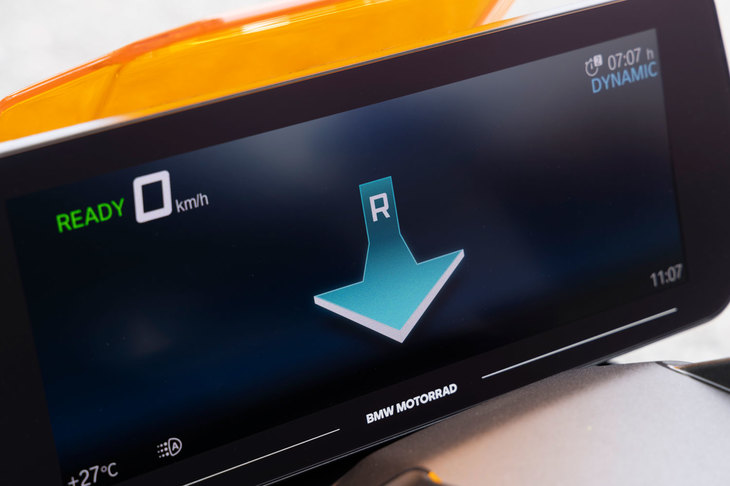 リバースのスイッチを押してスロットルレバーをひねると、「CE 04」はゆっくりと後退。作動に唐突感はなく、速度も極低速なので、安心して操作できる。