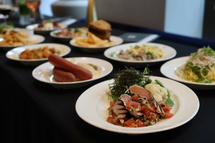 「CAFÉ & BAR B」では「ドイツの伝統＋日本の食材」をコンセプトとしたフードやドリングが味わえる。写真はその一例。