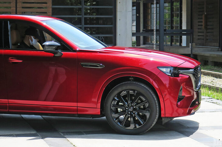 こちらは「CX-60」のノーズ。「CX-5」ほどのタメ感はなく、ヘッドランプの位置も高め。またキャラクターラインで躍動感を表現するような手法も取り入れられていない。　
	ほった「躍動感より車格感とか、高級感を意識したんでしょうか」