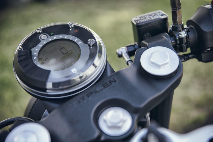 メーターはモノクロのデジタル式。走行モードの切り替え機構などはなく、総じて電装関連は非常にシンプルといえる。