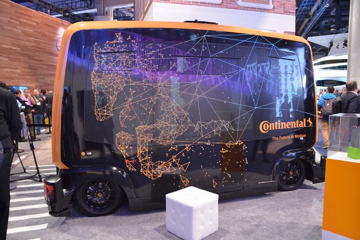 コンチネンタルのEVコンセプト。ボディーの四隅にごついLiDAR（ライダー）を備えた本気仕様だ。