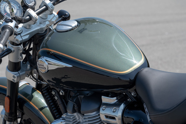 涙滴（るいてき）型の燃料タンクには15.7リッターの容量を確保。カラーリングは2モデル合わせて5種類で、「スタンダード」には試乗車の「インターステラグリーン」（写真）のほか、「アストラルブルー」「アストラルブラック」の2色が用意される。