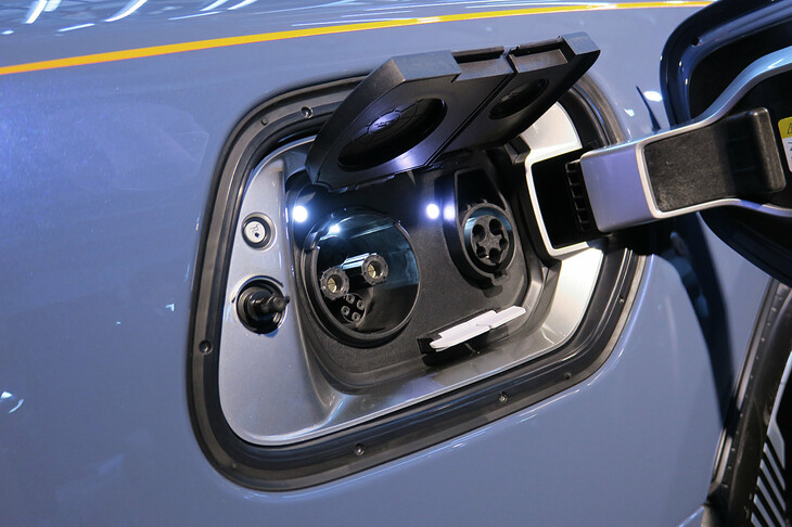 ロールス・ロイス・スペクター プロフェシー（充電口）