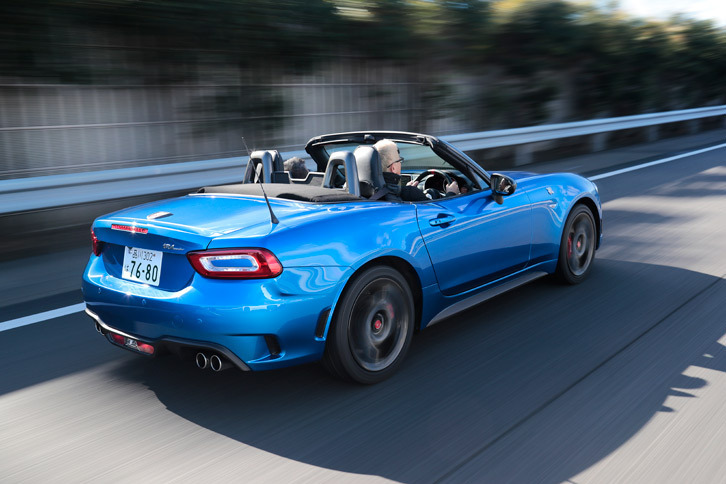 撮影用に窓を全開にし、高速道路を行く「アバルト124スパイダー」。窓を閉めてさえいれば風の巻き込みも少なく、強力なシートヒーターのおかげもあって快適に移動を楽しむことができる。