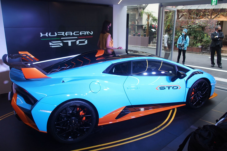 ワンメイクレーシングマシン「ウラカン スーパートロフェオEVO」 譲りとなる、2段式の大型リアウイングやリアフード上のシャークフィンが目を引くエクステリア。