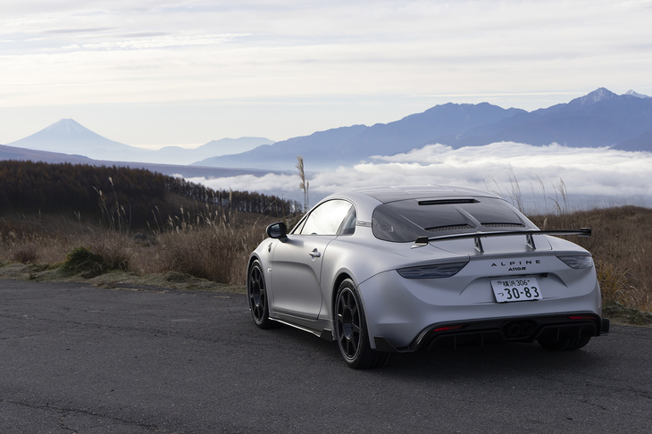 取り巻く環境は厳しくなるばかりゆえ「アルピーヌA110」が命脈を保つのはむずかしそうだ。後継モデルにも同様の軽やかな走りを期待したい。