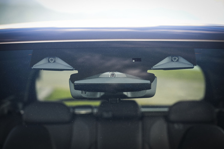 前方をにらむ予防安全・先進運転支援システム（ADAS）のステレオカメラ。ADASには全車共通で、渋滞時のハンズオフ走行支援機能や車線変更支援機能などを備えた「アイサイトX」が採用される。