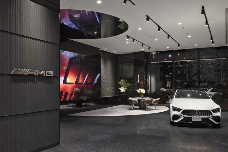 同じく「メルセデスAMG」展示時の店内イメージ。