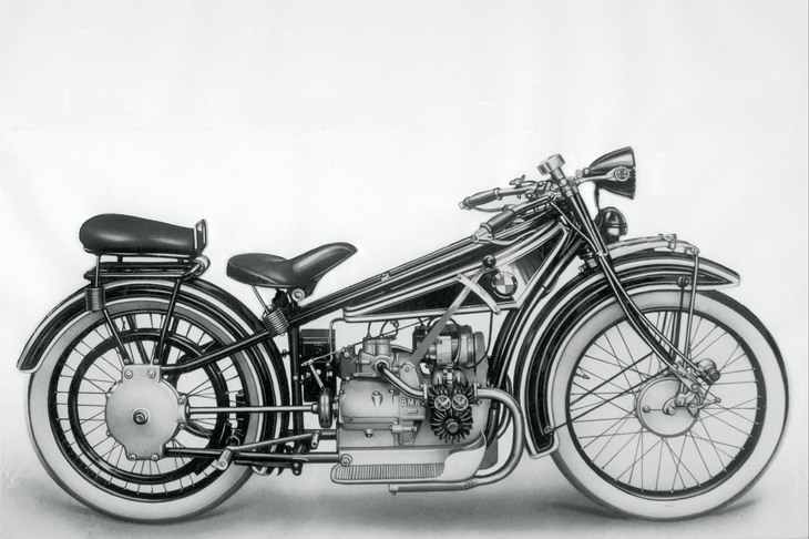 1923年に登場したBMWの二輪モデル「R32」。水平対向2気筒エンジンを搭載し、動力をドライブシャフトで後輪に伝えるという、今日のモデルにも受け継がれる特徴をすでに備えていた。