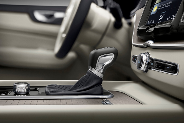 
	トランスミッションは、新開発の8段ATが組み合わされる。写真中央はシフトレバーで、左に見える小さな突起はエンジンのスタートスイッチ。
	