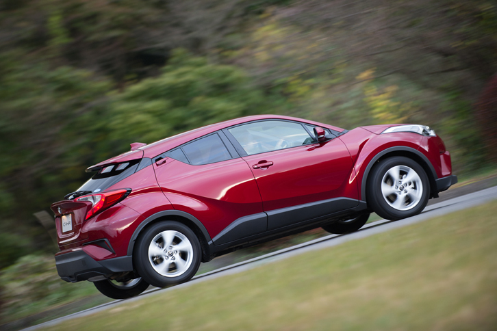 
	「C-HR」の駆動方式は、ハイブリッド車がFF、1.2リッターのガソリンエンジン車は4WDと、パワーユニットごとに分かれる。
	