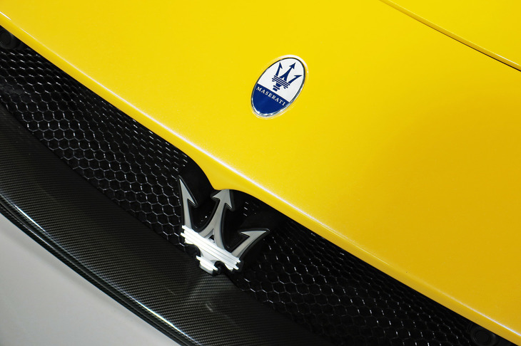 マセラティMC20（エンブレム）