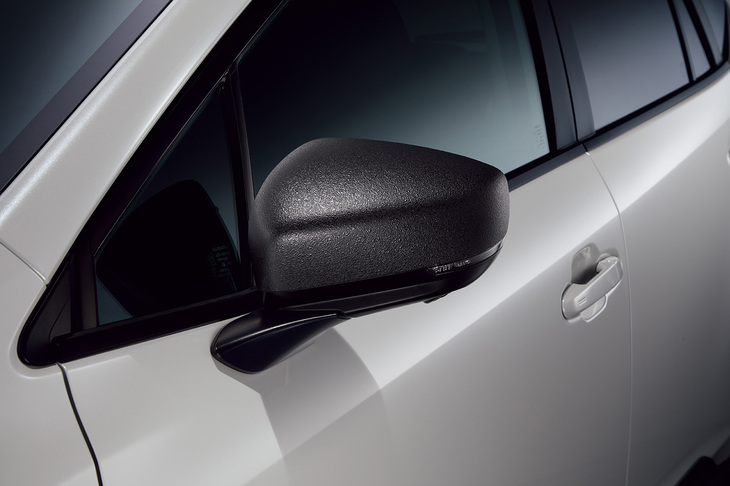 「クロストレック ウィルダネスエディション」では、ドアアンダーガーニッシュと同じくドアミラーにも傷が目立ちにくい「Deco-Boco Black塗装」が施されている。