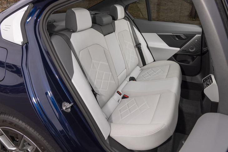 ボディーの全長が5mを超えるだけあって後席は広い。前席ともどもホワイトとグレーのコンビネーションカラーが美しい。