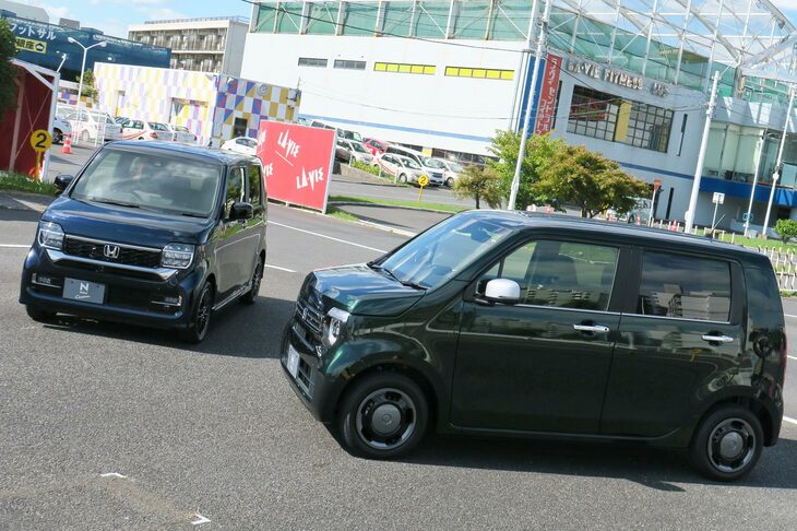 「ホンダN-WGN Lスタイル＋ ビター」（左）と「N-WGNカスタムL・ターボ」（右）。
