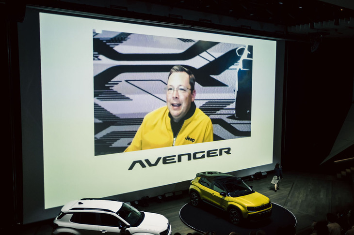 「ジープ・アベンジャー」の発表イベントで、米国よりオンラインで車両の特徴を紹介したステランティスグループのジープブランド グローバルプロダクトプランニング副社長マット・ナイクイスト氏。