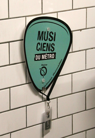 「ムジシアン・ドゥ・メトロ」認定アーティストであることを示す、プレートとバッジ。