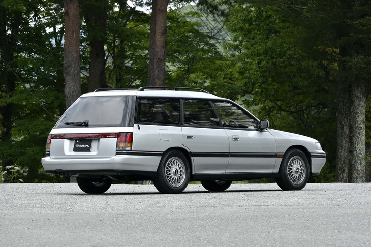 「GTタイプS2」は、最高出力220PSの2リッター水平対向4気筒ターボエンジンを搭載。ボディーカラーは試乗車のライトシルバーメタリックのほか、ダークレッドマイカ、ダークグリーンマイカ、ブラックマイカの計4色をラインナップしていた。