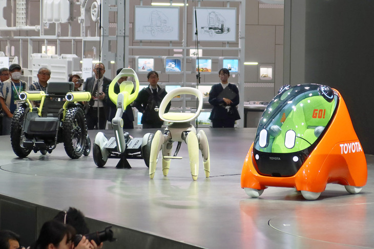 4ブランド合わせて、数え切れないほどのショーカーを出展したトヨタグループ。未来的なパーソナルモビリティーの出展も積極的で、とくに一般公開日の「キッズモビ」（写真右）との記念撮影には、長い列ができていた。