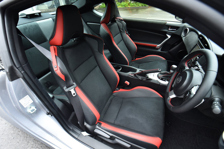「GT“リミテッド”」のシート表皮には、新たにパーフォレーション（穴あき）加工を施したアルカンターラが用いられた。
