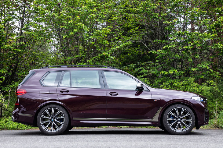 「X7」のサスペンション形式は前ダブルウイッシュボーン式、後ろマルチリンク式。車高調整が可能な「4輪アダプティブエアサスペンション」も装備され、センターコンソールのスイッチで簡単に車高の上げ下げが行える。写真は車高を最も下げた様子。