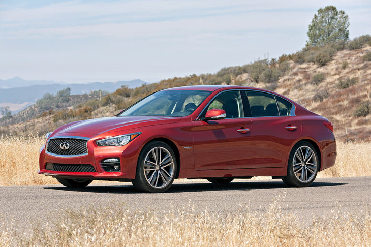 2013年のデトロイトモーターショーで発表された「インフィニティQ50」。後に日本市場へも13代目「スカイライン」として導入された。