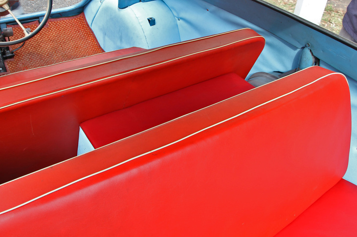 前後シートの谷間に、何やら箱か台のようなものが見えるが……。