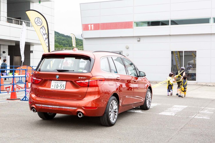 「FUN PARK.」と呼ばれるエリアでは、家族で楽しめるアクティビティーを用意。「2シリーズ」の実車を引っ張る「BMW POWER CHALLENGE.」ゲームでは、多くのファミリーが参加、まわりの応援も熱を帯びていた。25秒以内にゴールできたチャレンジャーが、見事BMWオリジナルグッズを手にしていた。