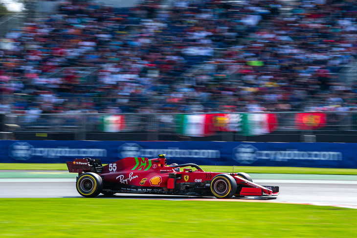 この週末、フェラーリをけん引したのはカルロス・サインツJr.（写真）で、予選でも6位と好位置を獲得。シャルル・ルクレールはグリップしないマシンに悩み8位からスタートすることとなったが、レースではルクレールが5位、サインツJr.6位でゴール。両ドライバーのダブル入賞に加え、コンストラクターズランキング3位の座を争うマクラーレンが苦戦したこともあり、3.5点あった差を逆転させ、13.5点差でフェラーリが3位に上がった。（Photo=Ferrari）