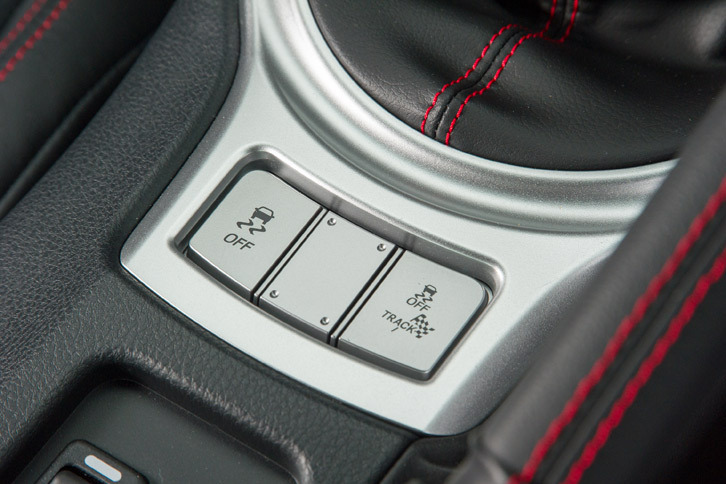 足まわりの改良に伴い、VDC（姿勢安定化装置）の制御も変更。ドライバーによる車両のコントロール領域を拡大した「TRACK」モードが追加設定された。