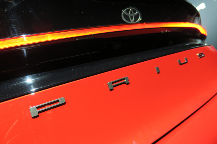 トヨタ・プリウス2.0L HEVプロトタイプ（「PRIUS」ロゴバッジ）