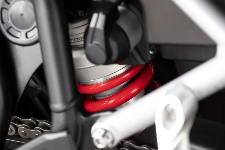 「タイガー900 GT」シリーズのサスペンションは前後ともにマルゾッキ製。「タイガー900 GTプロ」のリアは電子制御式で、TFT液晶モニターでの調整が可能となっている。