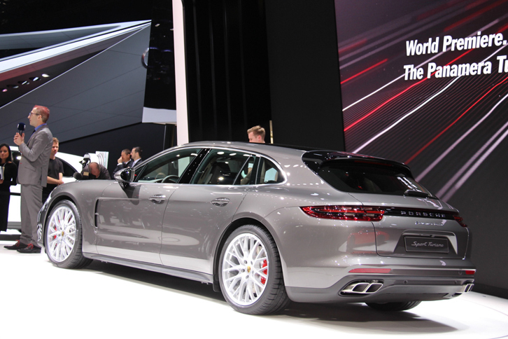 「パナメーラ スポーツツーリスモ」のルーフラインは、ワゴン車のように後方に延長されている。
