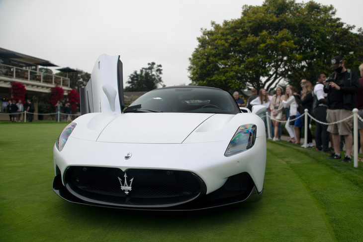 クラブハウス横の練習用グリーンに、毎年話題のニューモデルやコンセプトカーが展示される。写真は2021年の「ペブルビーチ・コンクールデレガンス」に展示された「マセラティMC20」。