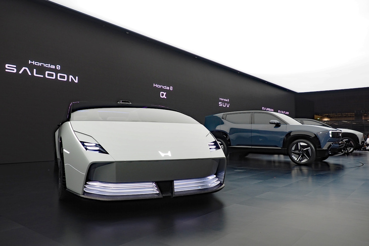 「ジャパンモビリティショー2025」より、ホンダブースに出展された「ホンダ 0シリーズ」の3車種。当初、新しい「Hマーク」は次世代EVのみに採用されると発表されていた。