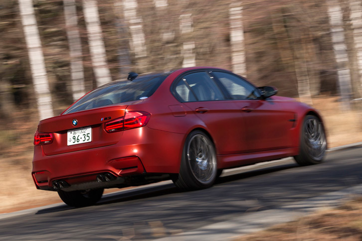 エンジン出力の向上などに伴い、「M3セダン コンペティション」の0-100km/h加速は「M3セダン」の4.1秒から4.0秒へ短縮されている（欧州仕様車の参考データ）。