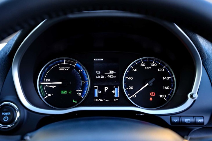 メーターパネルはパワーメーターとスピードメーターの2眼式。中央のディスプレイにはバッテリーのみでの航続可能距離とガソリンも合わせた航続可能距離がそれぞれ表示される。