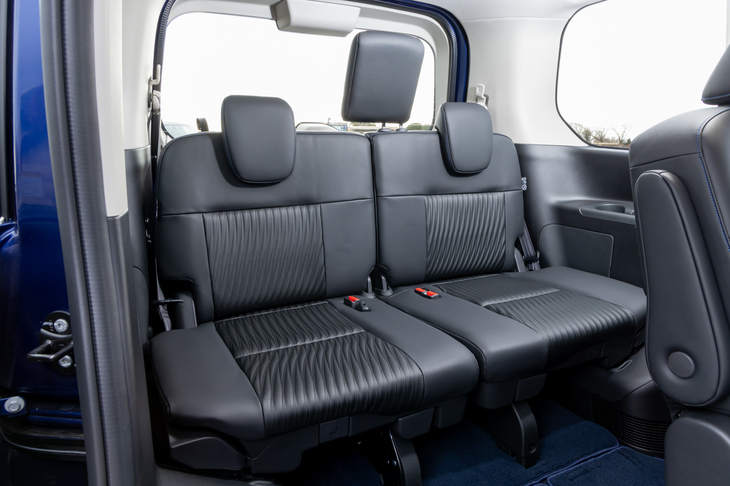 前席だけでなく2列目と3列目にもきちんとさざ波のモチーフが採用されている。後方視界を明確に妨げるセンターのヘッドレストは取り外して荷室に収納できる。