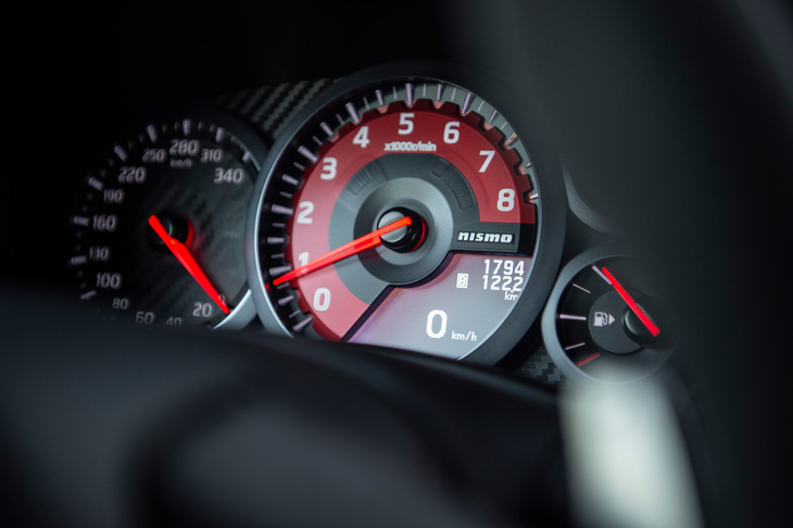 メーターはコンベンショナルな機械式。中央には「nismo」のロゴが入った赤い文字盤のエンジン回転計が配され、その右下にインフォメーションディスプレイが備わる。