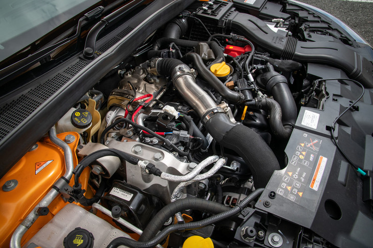 フロントに横置きされた1.8リッター直4直噴ターボエンジン。ターボチャージャーにはツインスクロール式を採用する。エンジンカバーは備えておらず、雑然とした風情。