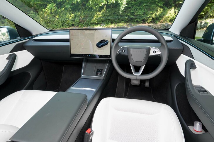 インストゥルメントパネルまわりからは、機械式のスイッチやコントローラーを徹底的に排除。スタートスイッチもなく、クルマに乗り込んでシートベルトをし、ブレーキを踏んだらもう出発の準備はすべてOK。シフトも自動でDレンジが選ばれており、アクセルに踏み替えたらするすると走りだす、といった具合だ。