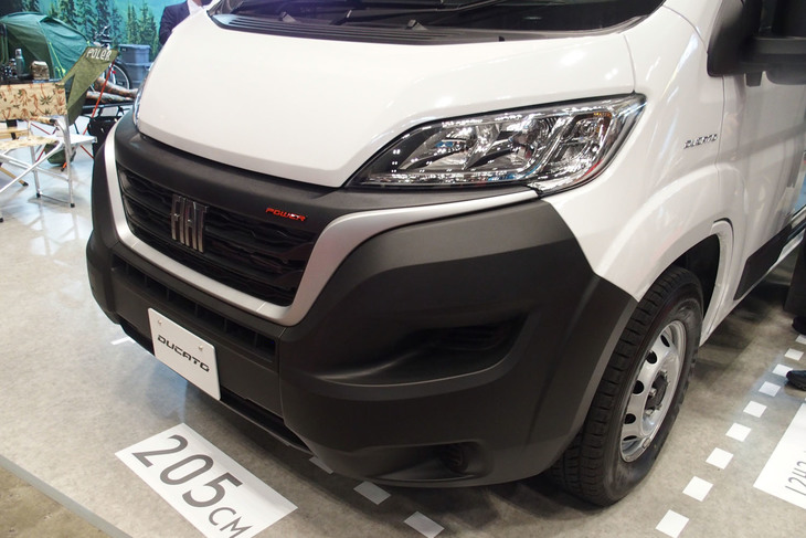 3つのセクションに分割されたLEDヘッドランプを採用。グリルには「FIAT」のエンブレムが備わる。